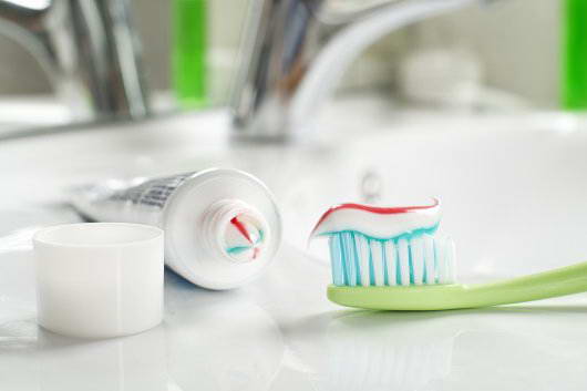 Очистка фар с помощью зубной пасты
